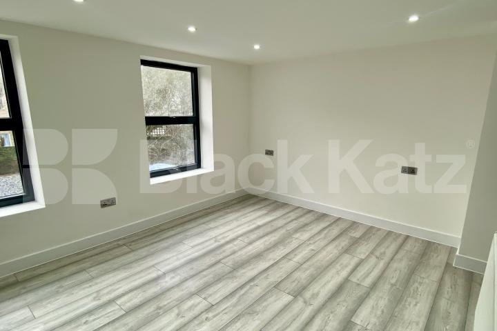Huge one bedroom split level, newly refurbished apartment with private garden Old Kent Road, Bermondsey / Elephant and Castle
